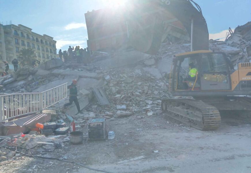 Akyazı Belediyesi’nin araçları deprem bölgesinde