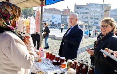 Bergama Belediyesi’nden Kadın Girişimcilere Yılbaşı Pazarı Desteği