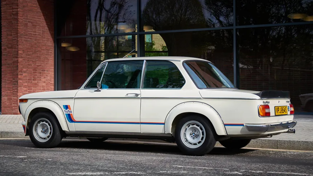 BMW 2002 Turbo: Efsanevi Performans ve Tasarımın Buluşması