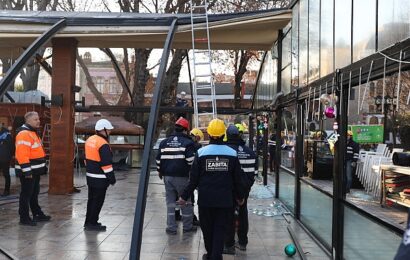 İBB Zabıta Ekipleri Sirkeci Garı Çevresinde Kaçak Yapıları Temizliyor