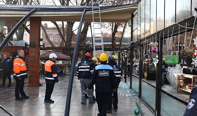 İBB Zabıta Ekipleri Sirkeci Garı Çevresinde Kaçak Yapıları Temizliyor