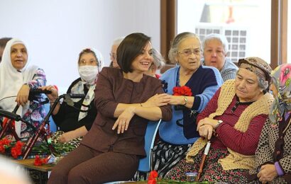 Karabağlar Belediye Başkanı Kınay, Huzurevi Sakinlerini Ziyaret Etti