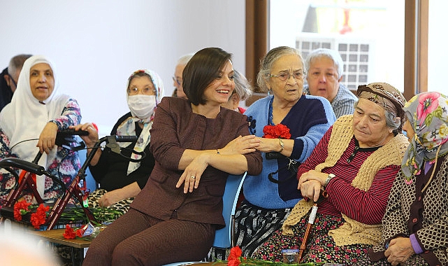 Karabağlar Belediye Başkanı Kınay, Huzurevi Sakinlerini Ziyaret Etti