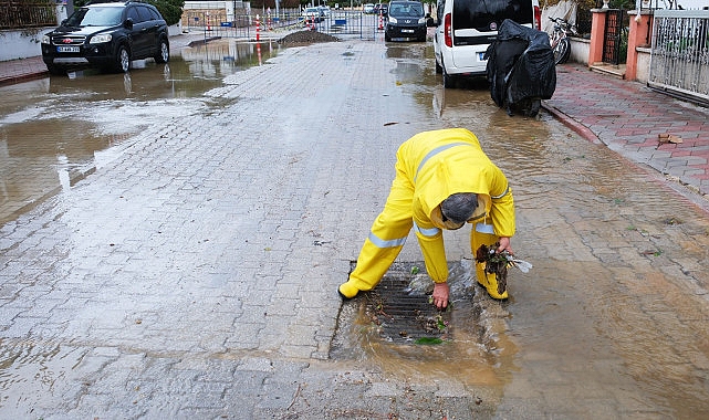 Kemer Belediye Başkanı Necati Topaloğlu, Sağanak Yağmur Çalışmalarını Yerinde İnceledi