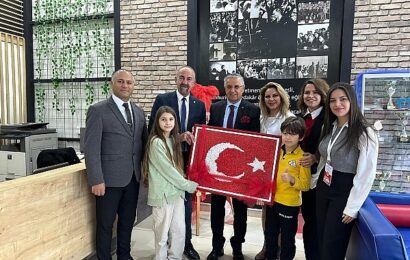 Kemer Final Okulları’ndan Türk Bayrağı Hediyesi