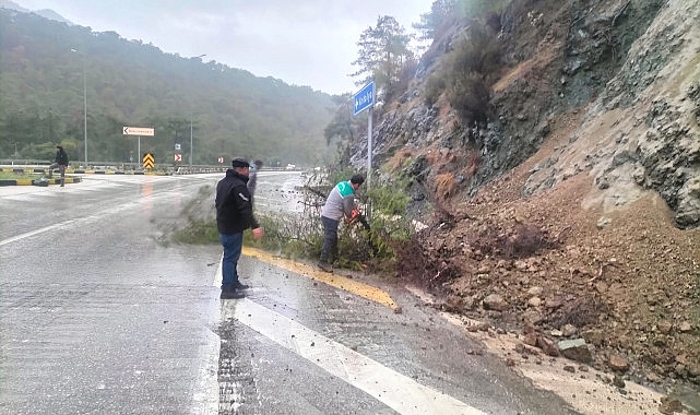 Kemer’de Şiddetli Yağış Sonrası Toprak Kayması