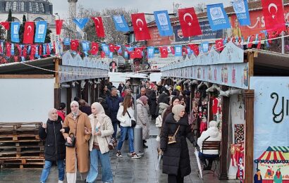 Üsküdar Belediyesi 2025 Yılbaşı Pazarı Ziyaretçilerini Bekliyor