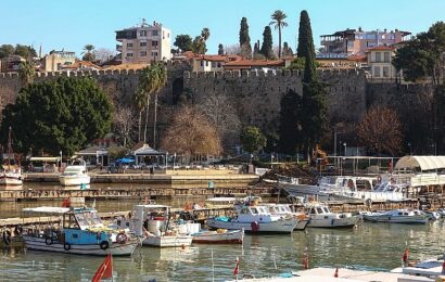 Antalya Kaleiçi Yat Limanı’nda Güvenlik İçin Parmak İskeletlerin Sökümü Başladı