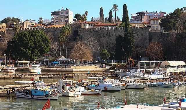 Antalya Kaleiçi Yat Limanı’nda Güvenlik İçin Parmak İskeletlerin Sökümü Başladı