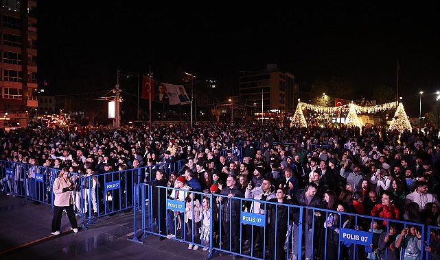 Antalyalılar, Yeni Yılda Barış ve Coşku İçinde Bir Araya Geldi