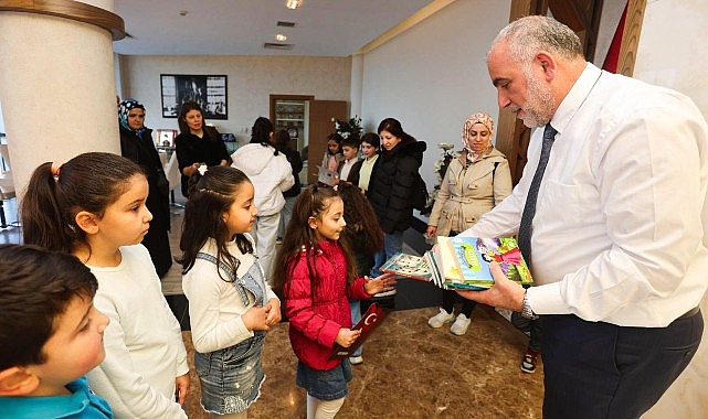 Canik Belediye Başkanı İbrahim Sandıkçı, Öğrencilere Karne Hediyesi Verdi