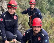 Demre İtfaiyesi, Mahsur Kalan Keçileri Kurtardı