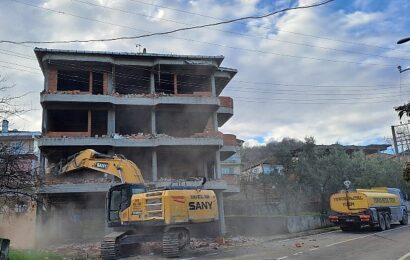 Gölcük Belediyesi Metruk Yapıları Yıkmaya Devam Ediyor