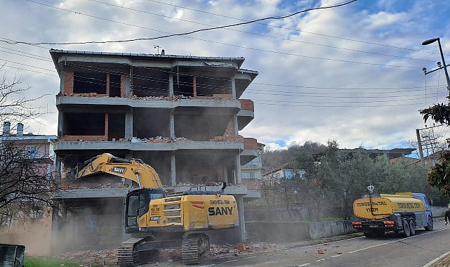 Gölcük Belediyesi Metruk Yapıları Yıkmaya Devam Ediyor