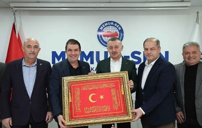 Kocaeli Büyükşehir Belediye Başkanı Tahir Büyükakın, Memur-Sen Kocaeli Şubesi’ni Ziyaret Etti