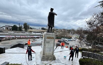 Kocaeli Büyükşehir Belediyesi’nden Atatürk Heykeli’ne Bakım ve Temizlik Çalışmaları