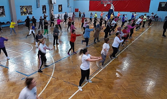 Menemen Belediyesi’nden Ücretsiz Zumba Kurslarına Yoğun İlgi