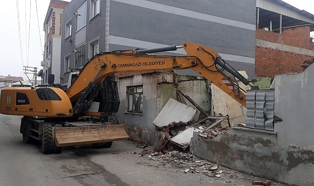 Osmangazi Belediyesi Metruk Binalara Yıkım Çalışmalarını Sürdürüyor