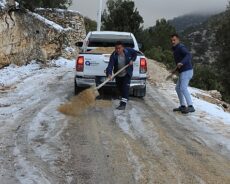 Antalya Büyükşehir Belediyesi Kırsal Yollarda Tuzlama Çalışmaları Yapıyor