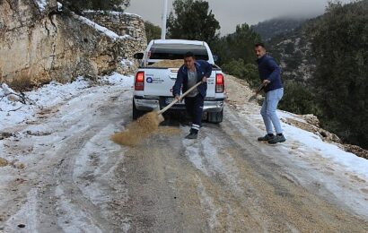 Antalya Büyükşehir Belediyesi Kırsal Yollarda Tuzlama Çalışmaları Yapıyor