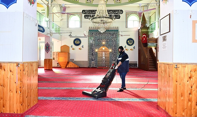 Çiğli Belediyesi, Ramazan İçin Camileri Temizliyor