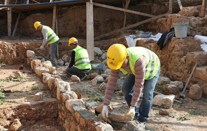 Hıdırlık Kulesi Çevresi Arkeolojik Kazı Projesi’nde Yeni Buluntular