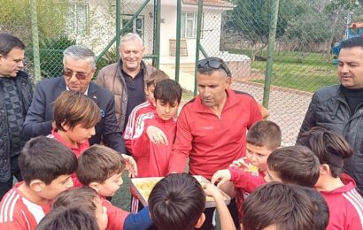 Kemer Belediye Başkanı Necati Topaloğlu’ndan Göynük Futbol Okulu’na Ziyaret