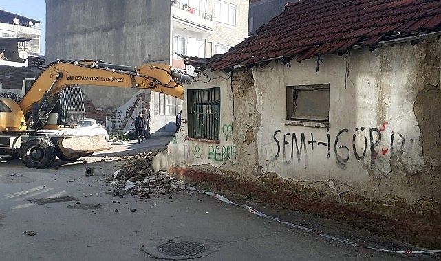 Osmangazi Belediyesi Metruk Binaların Yıkımını Sürdürüyor